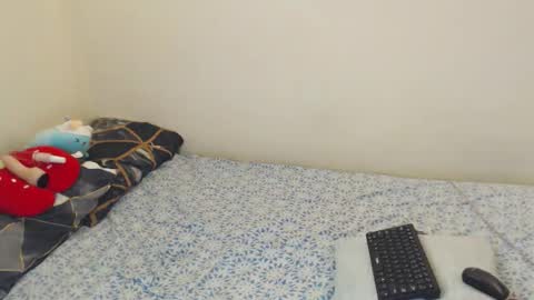 algiz_ online show from November 2025 11:04:02 PM