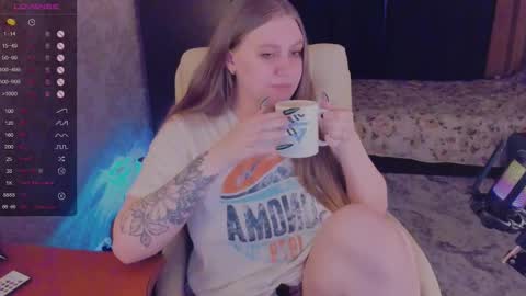 Snapshot of alice_dreamgirl_ chatting on December 2024 01:17:01 PM Alice 3 online show from December 2024 01:17:01 PM