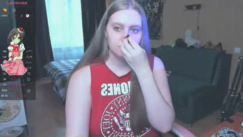 Snapshot of alice_dreamgirl_ chatting on October 2025 12:18:02 PM Alice 3 online show from October 2025 12:18:02 PM