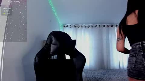 aliice_walker_ online show from November 2025 04:44:01 PM