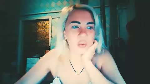 Snapshot of alinafrey_ chatting on April 2026 03:42:01 AM Alina online show from April 2026 03:42:01 AM
