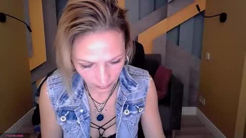 Snapshot of alinamoor chatting on October 2025 06:59:01 AM AlinaMoor online show from October 2025 06:59:01 AM