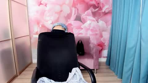 Snapshot of alinamoor chatting on November 2025 06:35:01 AM AlinaMoor online show from November 2025 06:35:01 AM