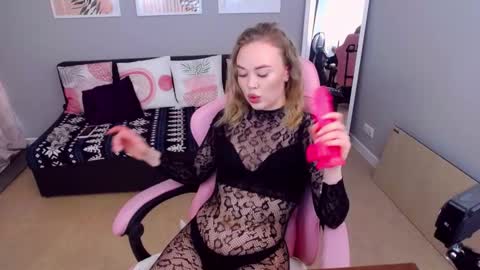 Snapshot of alisonwillow chatting on February 2026 08:04:02 AM Anna online show from February 2026 08:04:02 AM