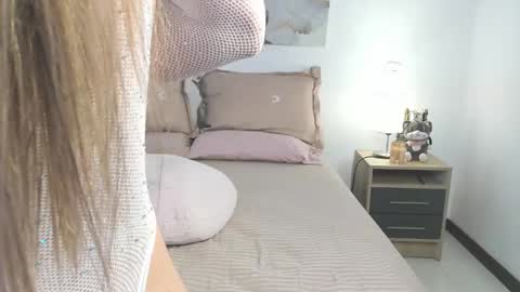 Snapshot of alissonroyce chatting on February 2025 01:19:01 AM Goddess  online show from February 2025 01:19:01 AM