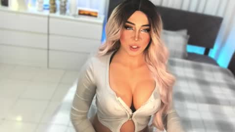 Snapshot of allareillusionxxx chatting on November 2025 01:05:01 AM Miss Gia online show from November 2025 01:05:01 AM