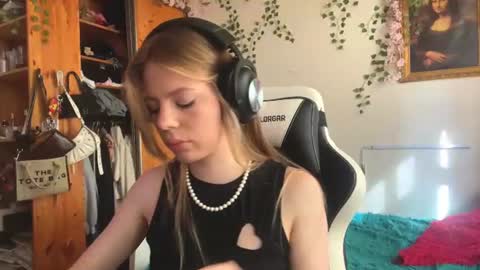 Snapshot of alliehulick chatting on June 2026 03:03:01 PM Kara online show from June 2026 03:03:01 PM