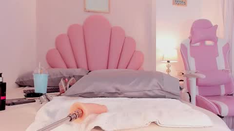 Allyson online show from November 2025 08:18:01 PM