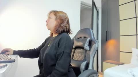 Snapshot of alma_fenix chatting on September 2025 12:21:01 PM ALMA FENIX online show from September 2025 12:21:01 PM