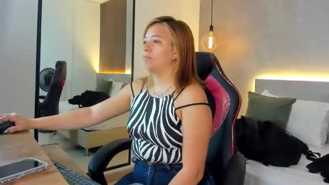 Snapshot of alma_fenix chatting on December 2025 12:42:02 PM ALMA FENIX online show from December 2025 12:42:02 PM