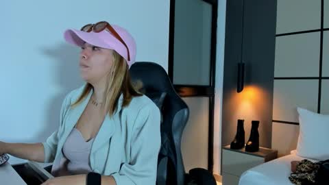 ALMA FENIX  online show from February 2026 12:35:02 PM