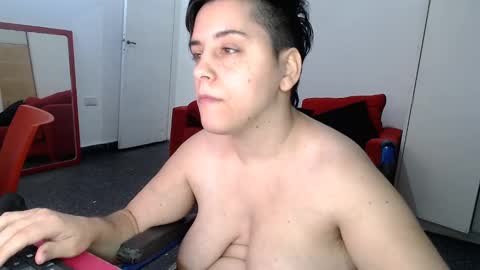 Snapshot of almondonwheels chatting on December 2024 08:04:02 PM Almond online show from December 2024 08:04:02 PM