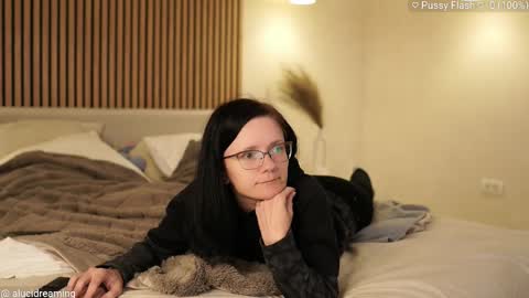 Snapshot of alucidreaming chatting on October 2025 07:45:02 PM Lucid Dreaming online show from October 2025 07:45:02 PM