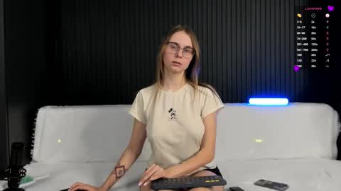 Snapshot of alyona_24 chatting on December 2025 06:25:01 PM Alena online show from December 2025 06:25:01 PM