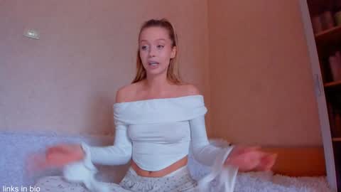 Snapshot of amazing_roxana chatting on September 2025 09:11:02 AM Roxy online show from September 2025 09:11:02 AM