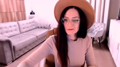 Snapshot of amazingeyes89 chatting on November 2025 12:52:01 PM Izza online show from November 2025 12:52:01 PM