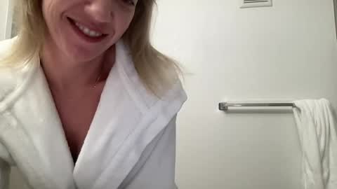 amberonyx online show from April 2026 12:09:02 AM