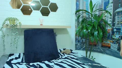 Amell Thomson online show from February 2025 02:33:02 PM