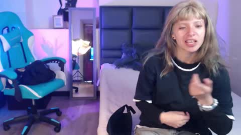 Snapshot of amnesiia_ chatting on November 2025 01:00:01 PM Amnesia online show from November 2025 01:00:01 PM