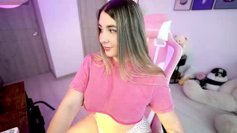 Snapshot of amy_ross1 chatting on October 2025 05:57:01 PM Daniela M online show from October 2025 05:57:01 PM