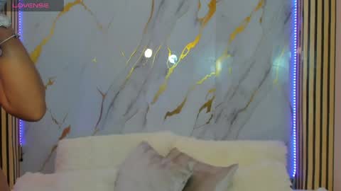 Snapshot of amybarton chatting on May 2026 05:32:02 PM My name is AMY... Nice to meet you thumb up me please its important online show from May 2026 05:32:02 PM