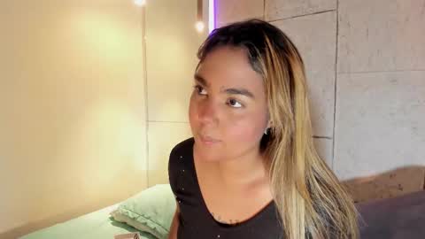 Snapshot of anaelle_bardin chatting on November 2025 07:38:02 PM Anna online show from November 2025 07:38:02 PM