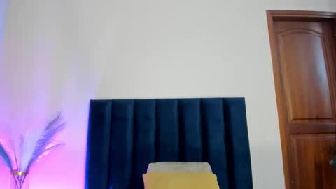 Andra Cyrus online show from November 2025 12:07:02 PM