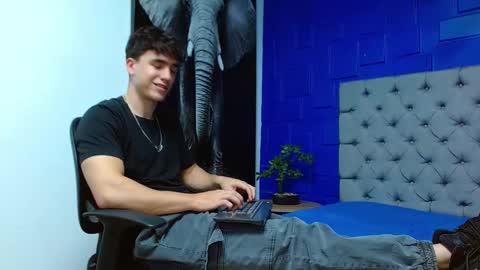 Snapshot of andre_parker chatting on February 2025 04:40:02 AM Andre Parker online show from February 2025 04:40:02 AM