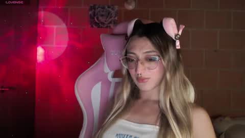 Snapshot of andrea_camila chatting on September 2025 06:13:02 AM Andrea online show from September 2025 06:13:02 AM