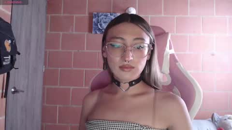 Snapshot of andrea_camila chatting on October 2025 03:40:01 PM Andrea online show from October 2025 03:40:01 PM