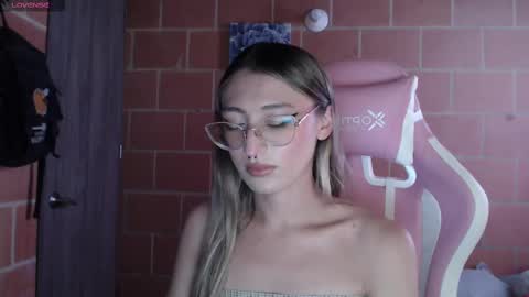 Snapshot of andrea_camila chatting on October 2025 03:32:01 PM Andrea online show from October 2025 03:32:01 PM