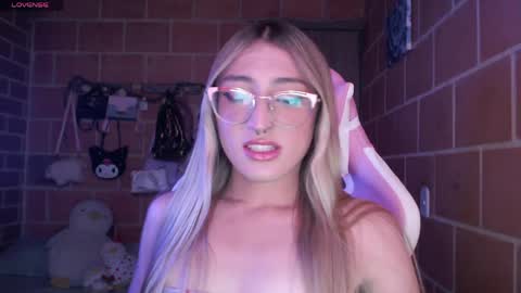 Snapshot of andrea_camila chatting on May 2026 05:40:01 PM Andrea online show from May 2026 05:40:01 PM