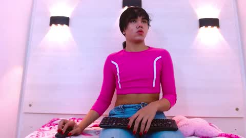 Snapshot of andrea_gill_ chatting on November 2025 12:05:02 PM Andres Gil online show from November 2025 12:05:02 PM