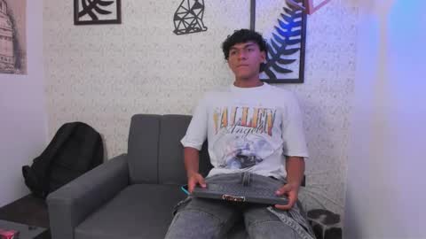 andy_jones7 online show from October 2025 07:33:01 PM