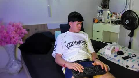 Snapshot of andy_wood1 chatting on June 2026 12:11:01 PM andy_wood1 online show from June 2026 12:11:01 PM