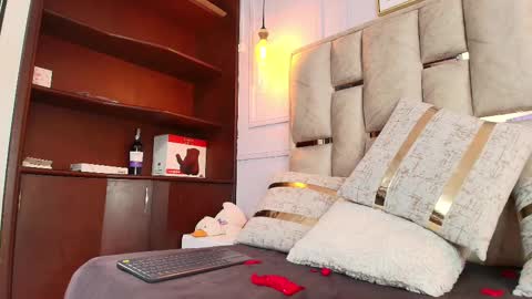 Nicolle  online show from February 2025 02:44:01 PM