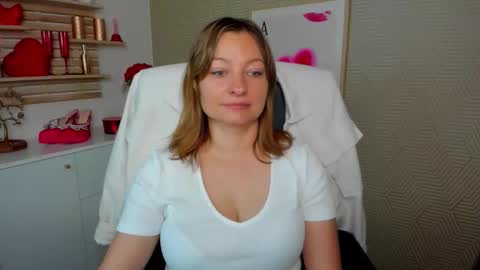 Snapshot of angela_samt chatting on June 2026 05:39:01 AM Angela online show from June 2026 05:39:01 AM
