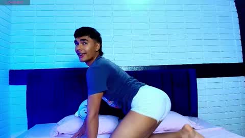 AngelduzZzt online show from October 2025 12:15:02 PM