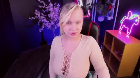 Snapshot of angelic_coy chatting on May 2026 10:33:01 AM Angelic beauty online show from May 2026 10:33:01 AM