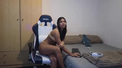 Angelly online show from October 2025 04:09:02 PM