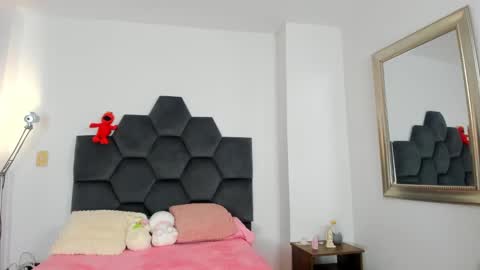 Snapshot of annie_dreams69 chatting on December 2024 07:03:02 PM Annie online show from December 2024 07:03:02 PM