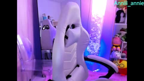 Snapshot of annie_snow_ chatting on May 2026 10:07:01 PM JEANNE no olvides seguirme dont forget follow me uu online show from May 2026 10:07:01 PM