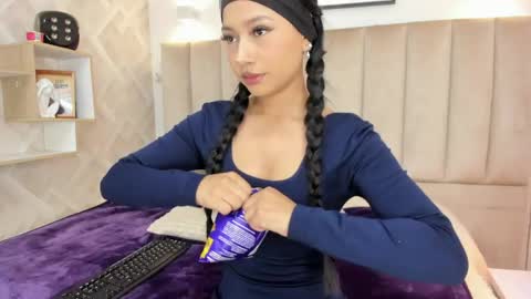 Snapshot of anniie_queen chatting on May 2026 03:46:02 AM Annie Queen online show from May 2026 03:46:02 AM