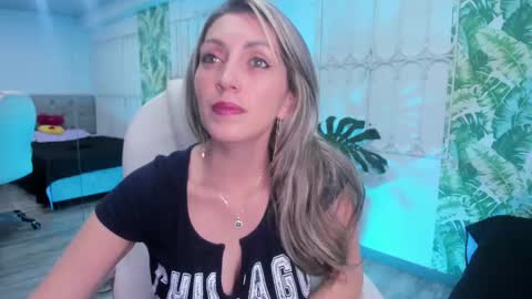 Anny online show from September 2025 12:17:01 PM