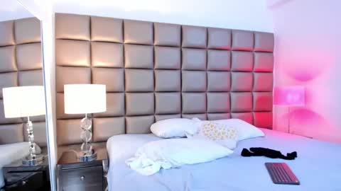 Snapshot of annyhizzle chatting on January 2025 12:20:01 AM online show from January 2025 12:20:01 AM