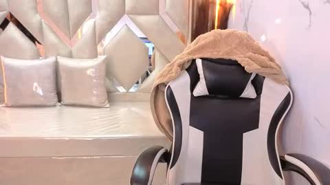 Snapshot of antonela_tp chatting on December 2025 12:42:02 PM Antonela online show from December 2025 12:42:02 PM