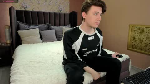 Snapshot of antonylewis chatting on April 2026 09:43:01 AM YummyTony online show from April 2026 09:43:01 AM
