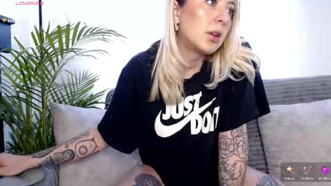 Snapshot of anttoniia chatting on October 2025 06:05:02 PM Antonia online show from October 2025 06:05:02 PM