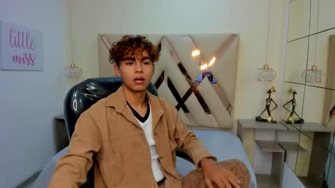 anyelotwink online show from January 2026 12:10:01 PM