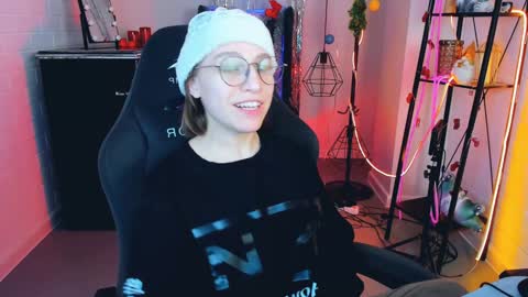 Snapshot of aphexqueen chatting on December 2024 09:11:02 PM APHEX QUEEN online show from December 2024 09:11:02 PM